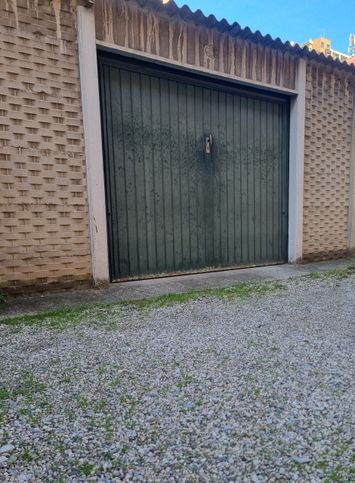 Box/posto auto in residenziale in Via Filippo Corridoni 22a