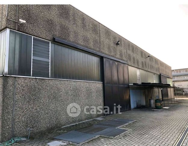 Capannone in commerciale in Via Ugo Foscolo 19