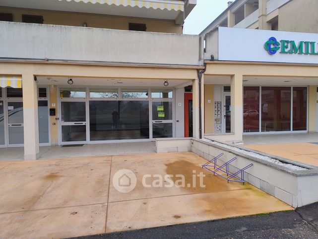 Negozio/locale commerciale in commerciale in Via della Pace 9