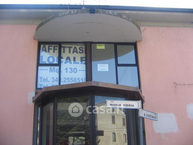 Negozio/locale commerciale in commerciale in Piazza del Commercio 4