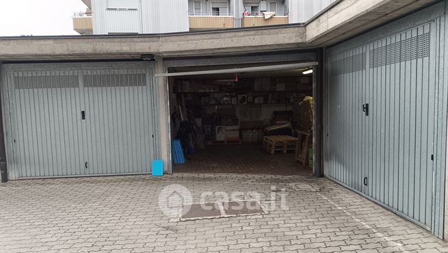 Box/posto auto in residenziale in Viale Lombardia 10