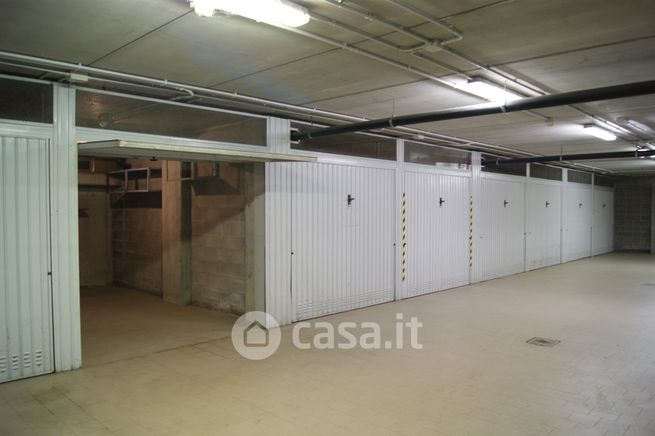 Box/posto auto in residenziale in Via Amerigo Vespucci 43