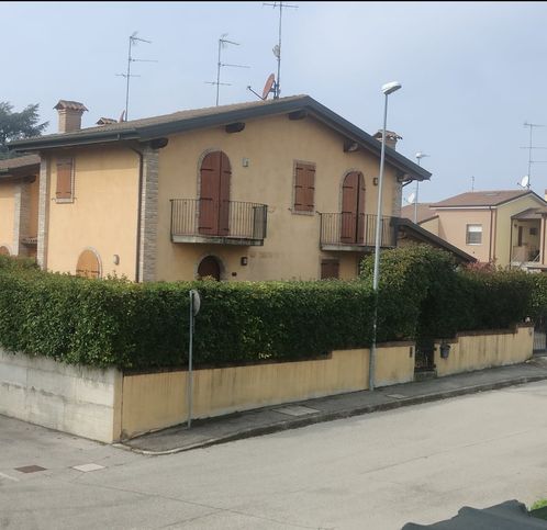 Villetta a schiera in residenziale in Via Grazia Deledda 16