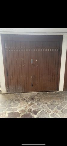 Garage/posto auto in residenziale in Via GiosuÃ¨ Carducci 1