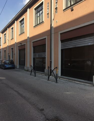 Capannone in commerciale in Via Enrico Fermi 8