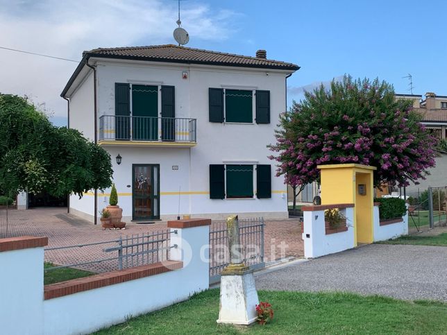 Casa indipendente in residenziale in Via L. C. Farini 139