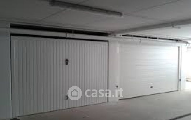 Garage/posto auto in residenziale in Piazza Cina 2