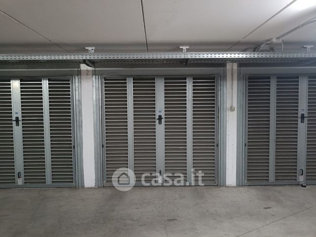 Box/posto auto in residenziale in Piazza Insubria 6
