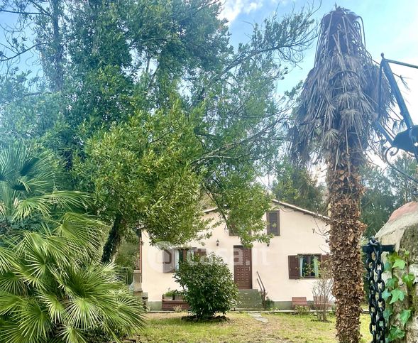 Casa indipendente in residenziale in Viale del Lago Cimino 6