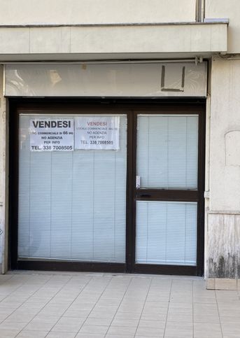 Negozio/locale commerciale in commerciale in Via Plava 26