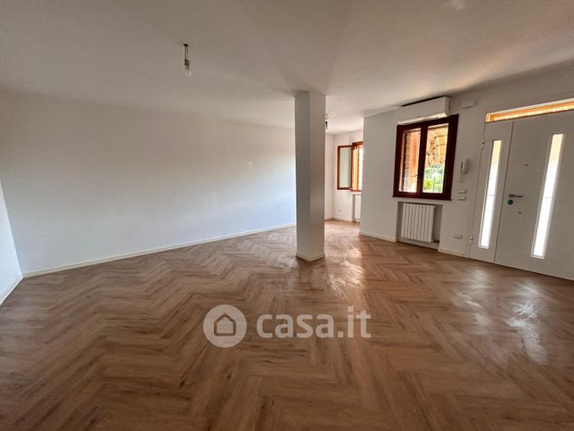 Casa bi/trifamiliare in residenziale in Via Monferrato