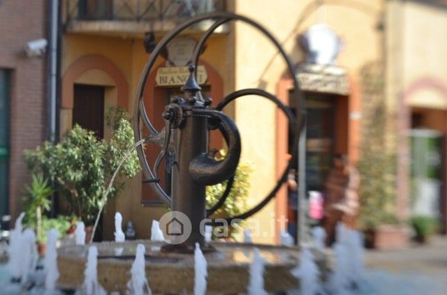 Negozio/locale commerciale in commerciale in Piazza Matteotti Giacomo 2A