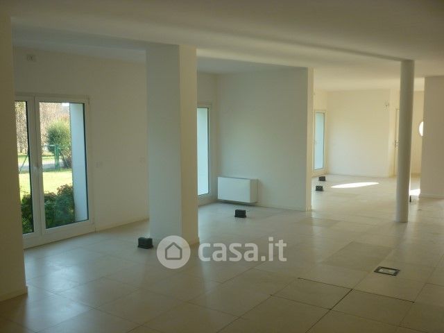 Ufficio in commerciale in 