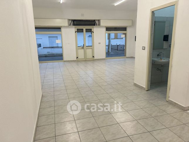 Negozio/locale commerciale in commerciale in Via Stazione 98