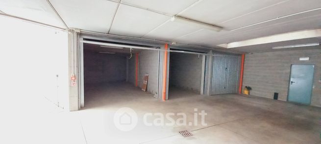 Negozio/locale commerciale in commerciale in Strada Comunale di Mirafiori