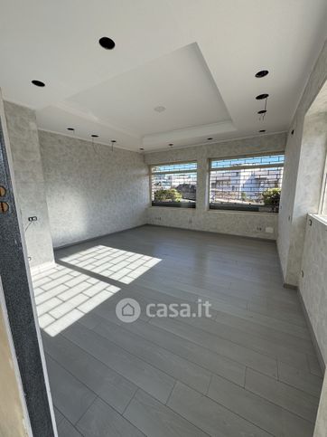 Ufficio in commerciale in Viale Colle Sant'Agata 5