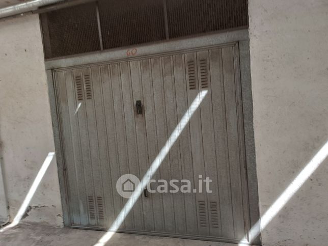 Box/posto auto in residenziale in Via Romeo Gallenga 70