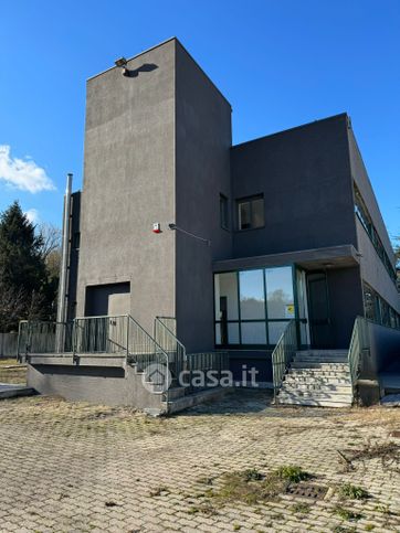 Negozio/locale commerciale in commerciale in Via Virgilio 32