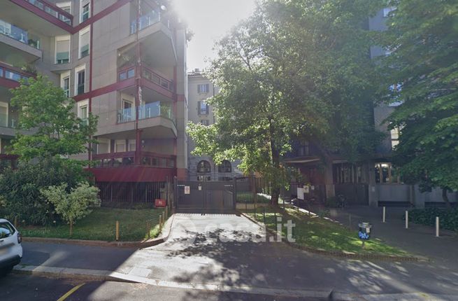 Box/posto auto in residenziale in Viale Emilio Caldara 38