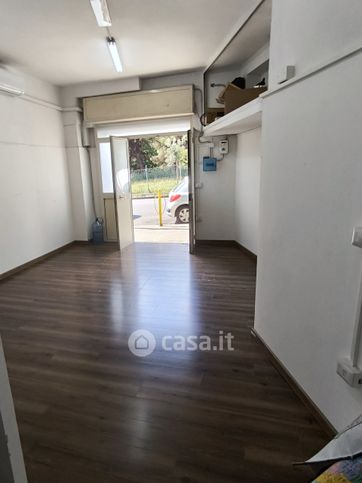 Negozio/locale commerciale in commerciale in Via Gabriele Jannelli 102
