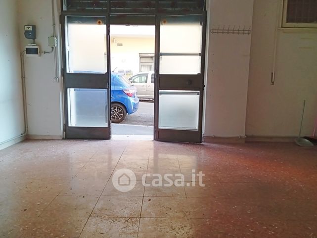 Negozio/locale commerciale in commerciale in Via Teodoro Mayer 36