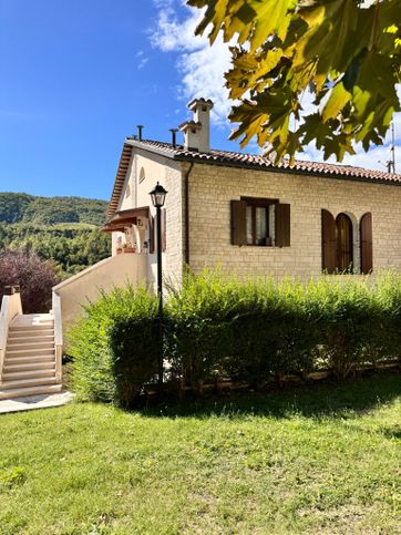 Casa indipendente in residenziale in Via D'Urbania 16/A