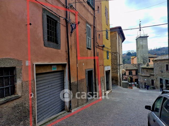 Negozio/locale commerciale in commerciale in Via della Rocca 10