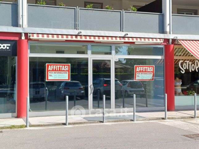 Attivitã /licenza (con o senza mura) in commerciale in Via G. Falcone 152