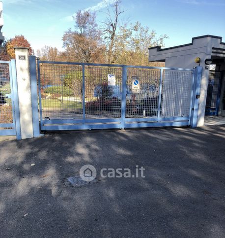 Box/posto auto in residenziale in Via della Costituzione 27