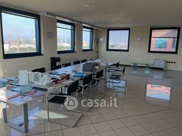Ufficio in commerciale in Via Circonvallazione Nuova 69