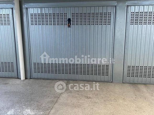 Box/posto auto in residenziale in Via Emilio Treves 3
