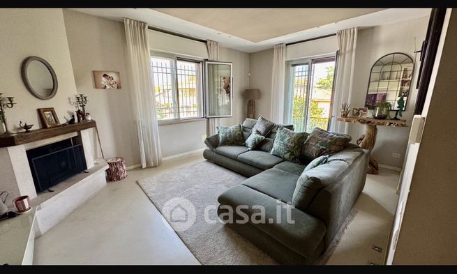 Casa bi/trifamiliare in residenziale in 