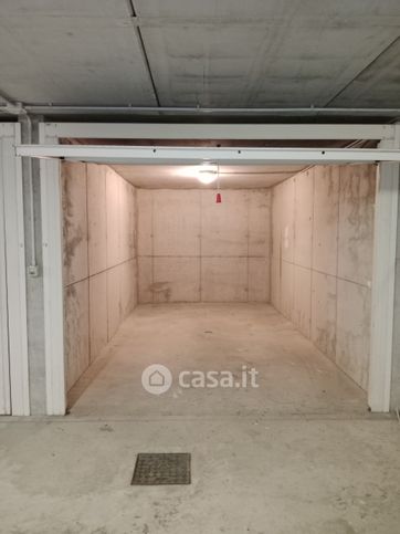 Box/posto auto in residenziale in Via Pasteur 72