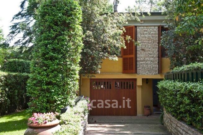 Casa bi/trifamiliare in residenziale in Viale Giuseppe Verdi 8