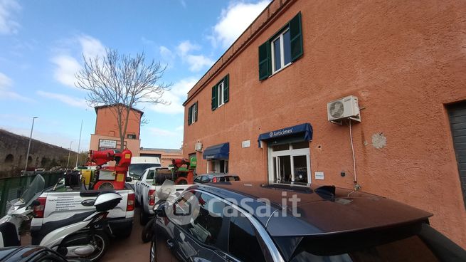 Capannone in commerciale in Via del Mandrione 103