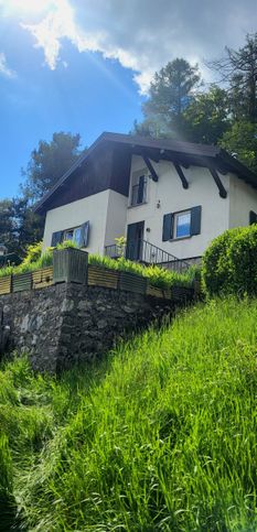 Villa in residenziale in Via Escursionisti 33