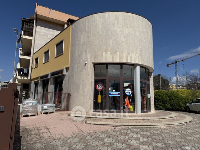 Negozio/locale commerciale in commerciale in via Polignano a Mare 14