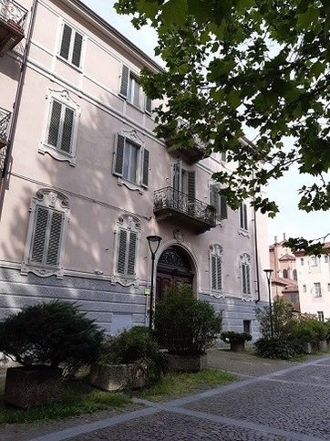 Casa bi/trifamiliare in residenziale in Piazza Castigliano Alberto 2
