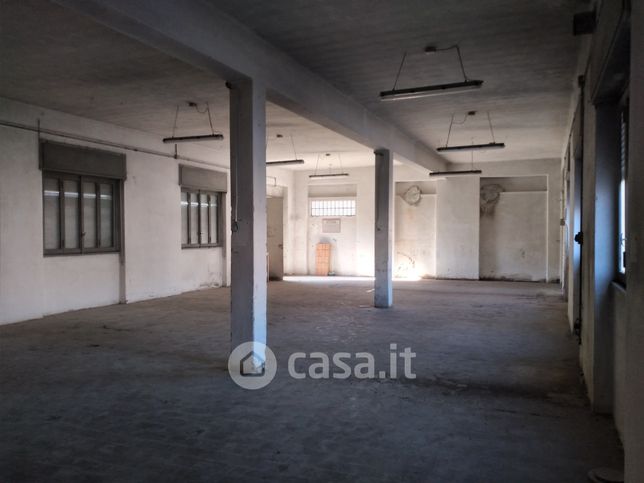 Capannone in commerciale in Via F. Filzi