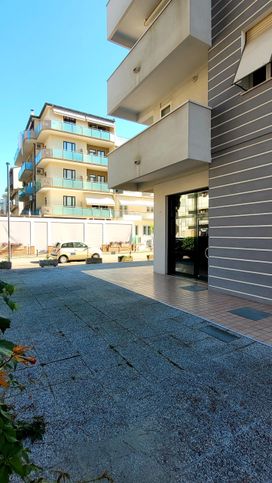 Box/posto auto in residenziale in Viale Adige 10