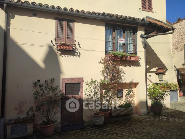 Casa indipendente in residenziale in Via del Castello 27