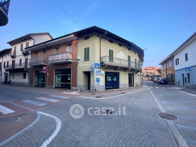 Negozio/locale commerciale in commerciale in Via Carlo Alberto  62