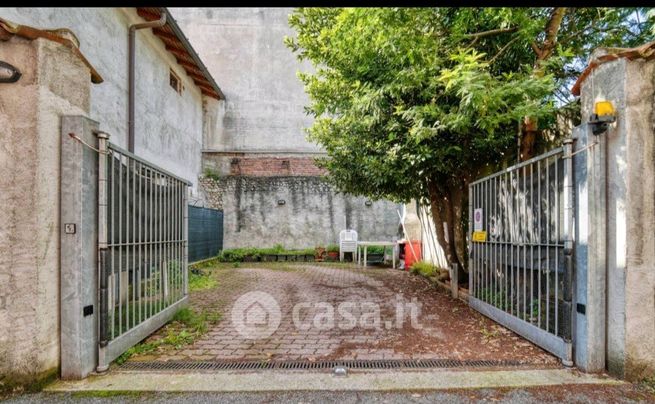 Box/posto auto in residenziale in Via Benedetto Cairoli 8