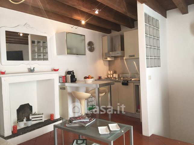 Appartamento in residenziale in Via E de Amicis