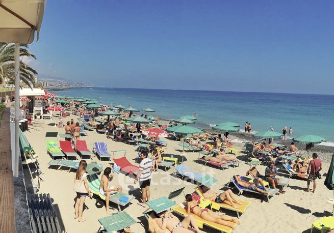 Attivitã /licenza (con o senza mura) in commerciale in Via Al Mare