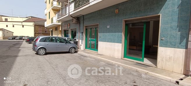 Attivitã /licenza (con o senza mura) in commerciale in Via dei Macedoni