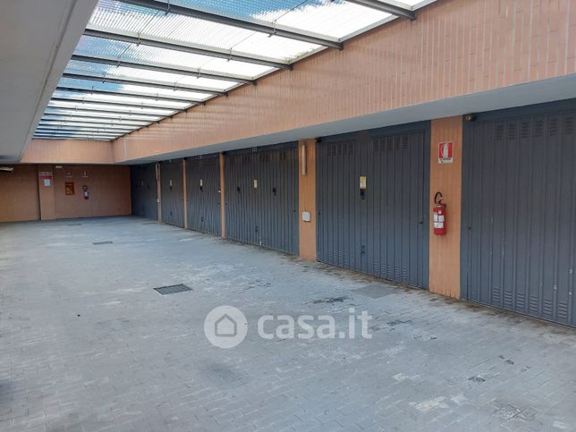 Box/posto auto in residenziale in Via Carlo Armellini 7