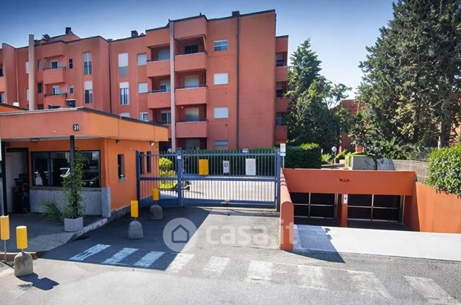 Box/posto auto in residenziale in Via Valera 31