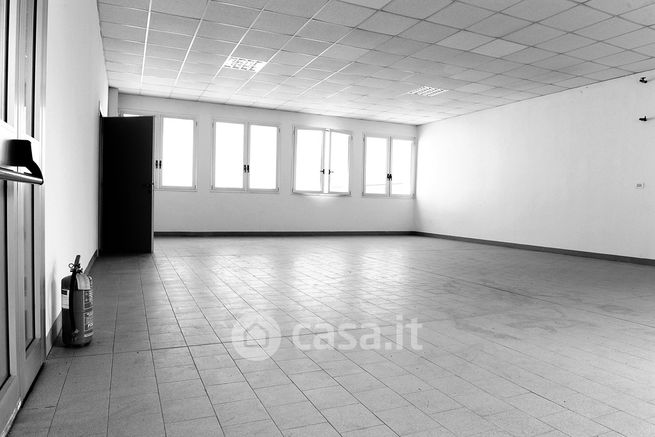 Capannone in commerciale in Via dei Ciliegi 2