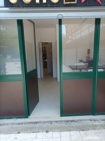 Attivitã /licenza (con o senza mura) in commerciale in Via Gino di Curzio 8